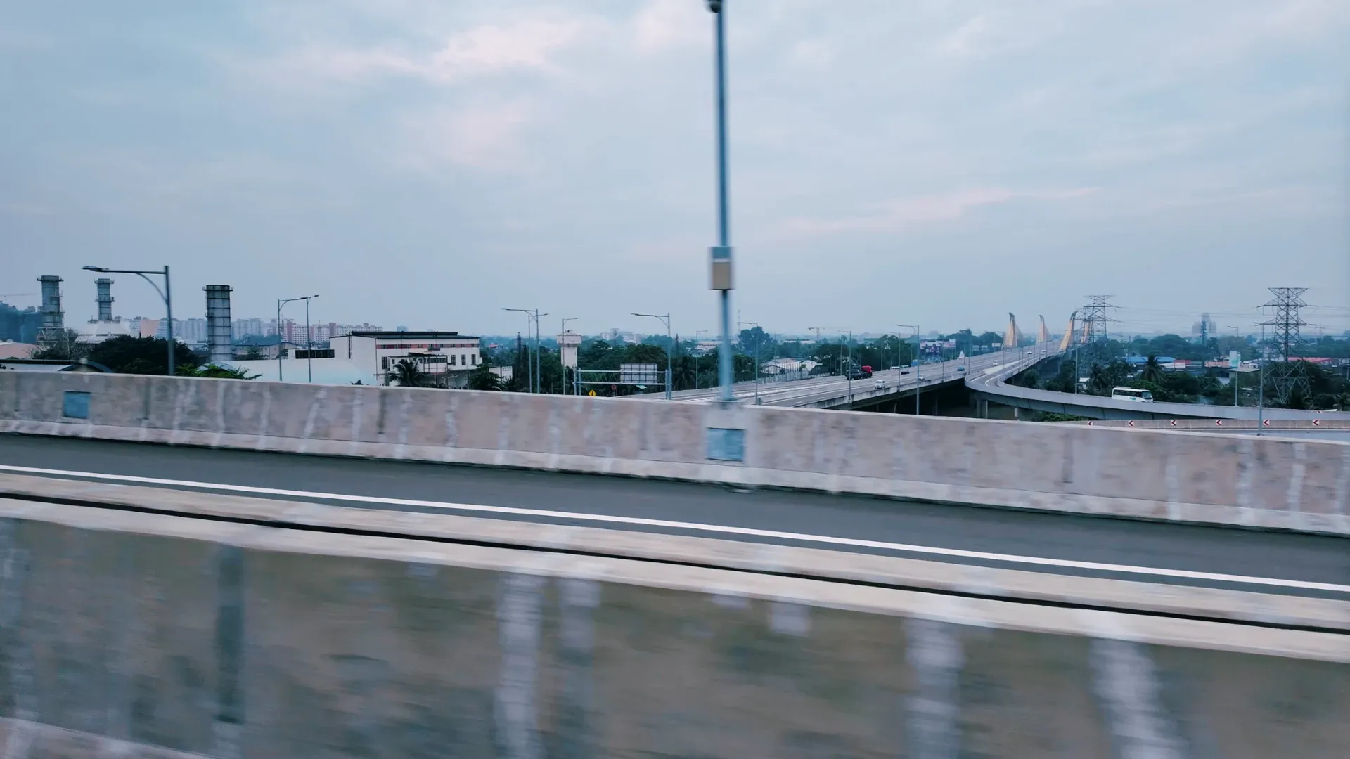 Colombo qua cửa sổ xe bus