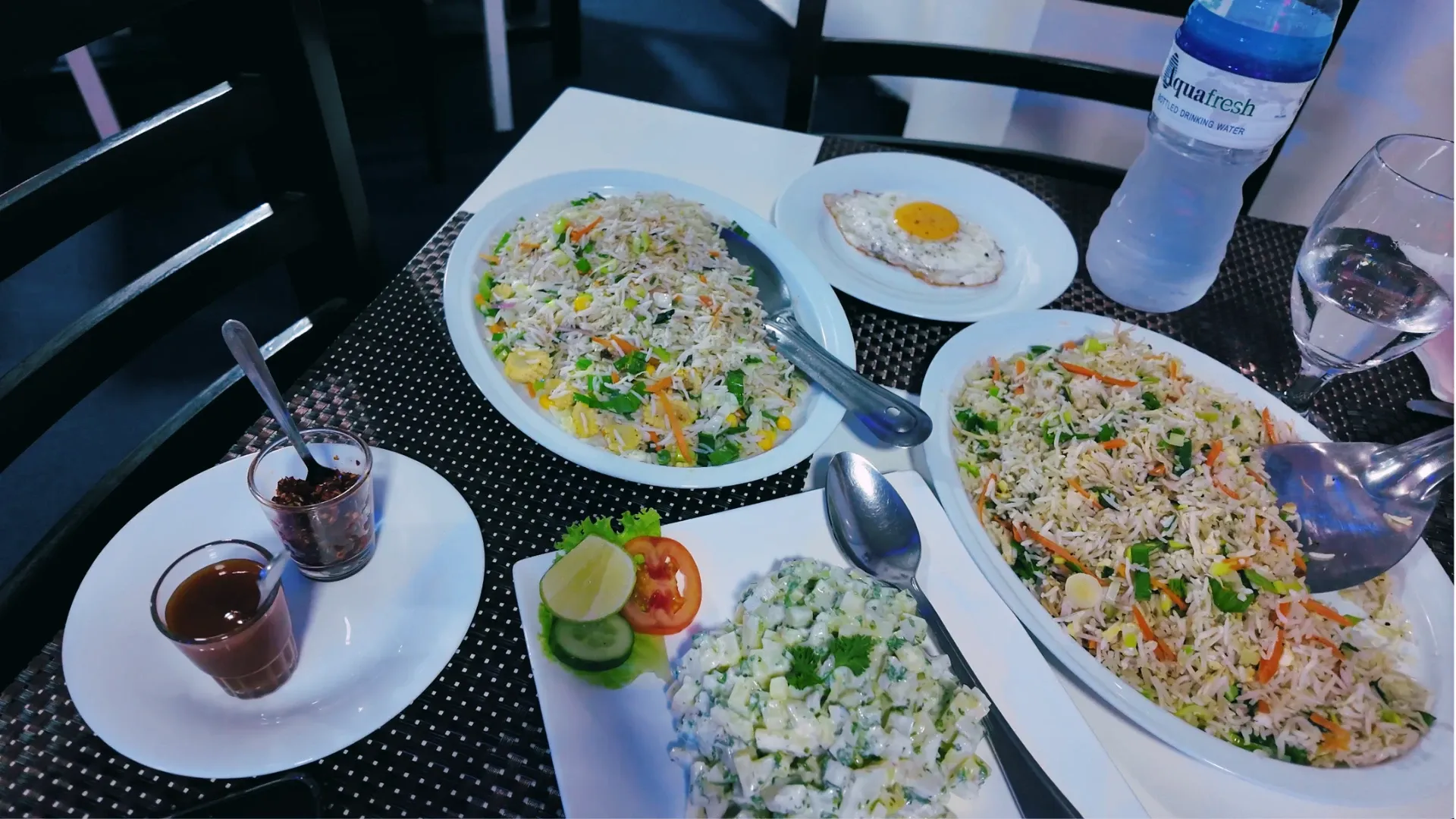 Hai đĩa cơm rang khổng lồ