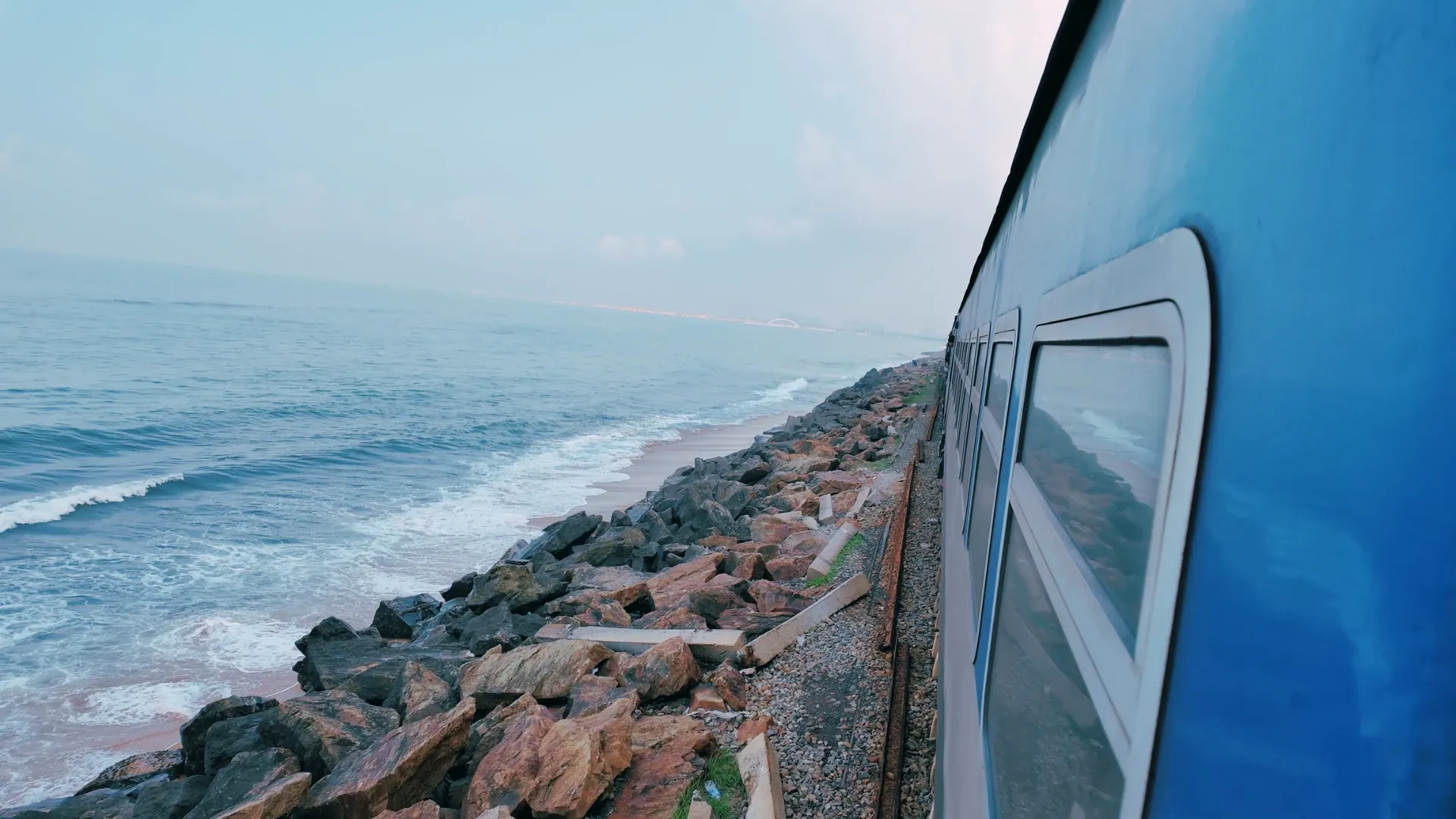 Trải nghiệm đi tàu hỏa chạy bám sát bờ biển tại Sri Lanka