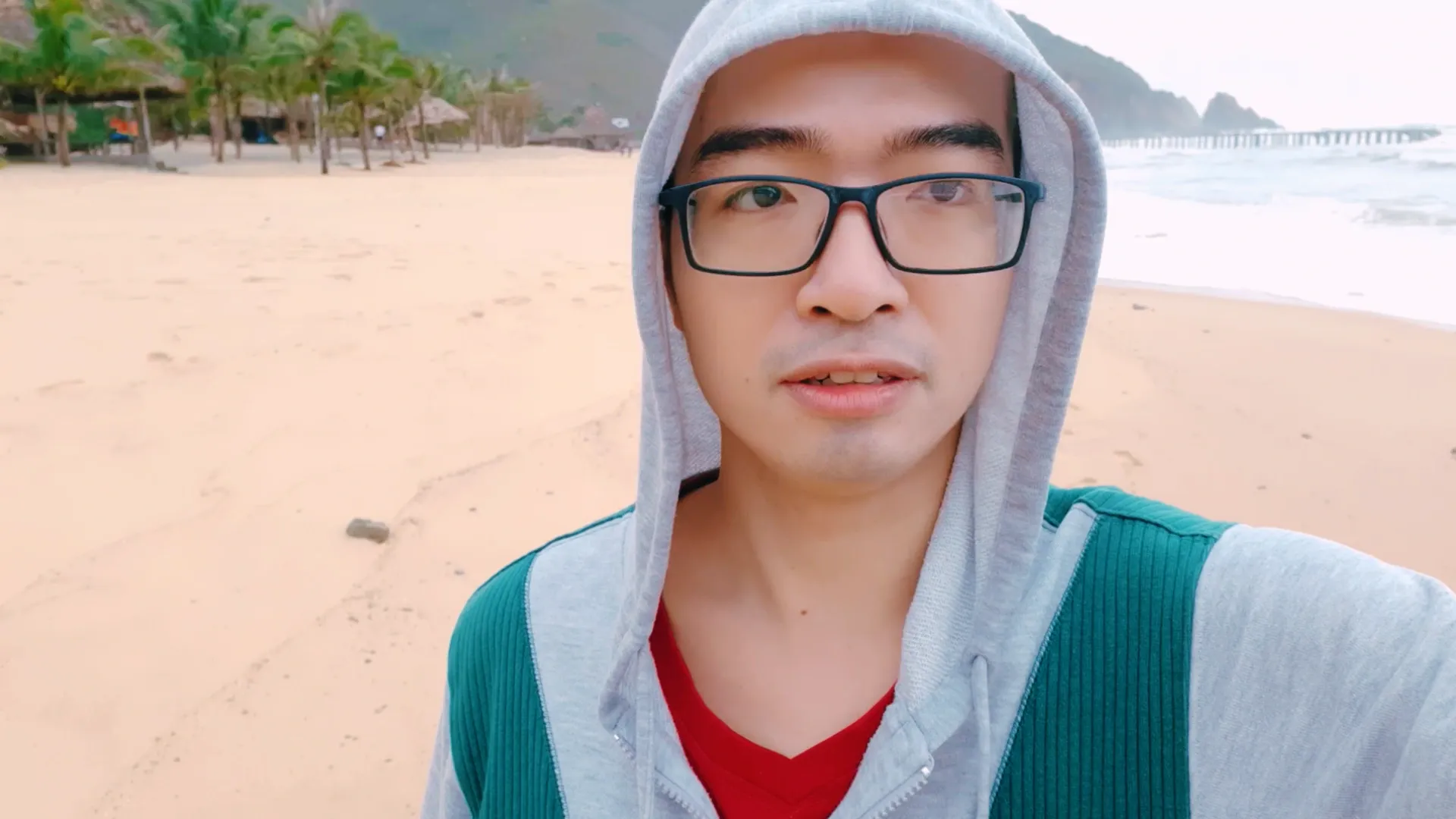 Ảnh bãi biển Kỳ Co ngày mưa bão, sóng đánh trắng xóa, không khí u ám hoang sơ
